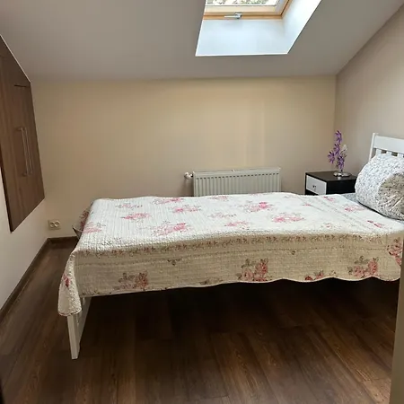 Bobrzanska - 4 Bedrooms Sypialnie アパート シュフィドニツァ
